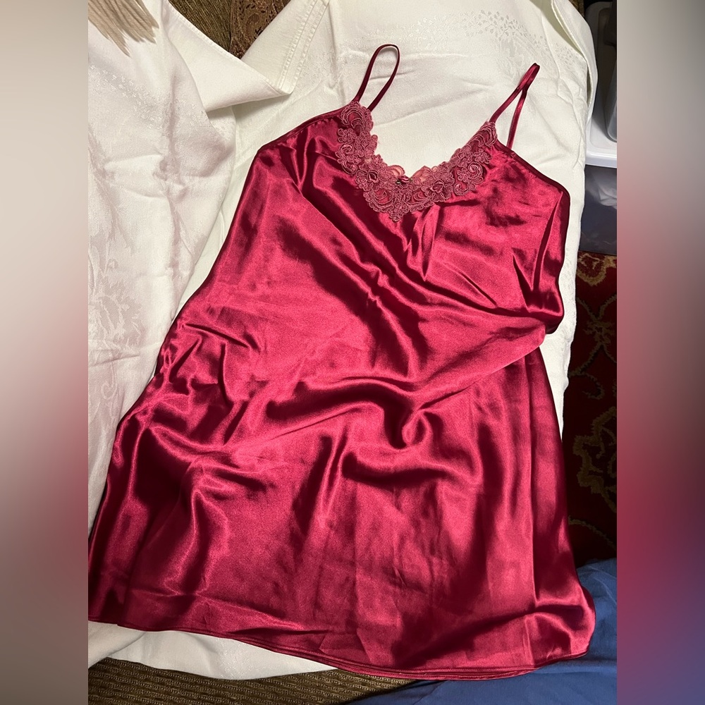 Kathy Ireland burgundy satin cami / slip with lace and floral size m